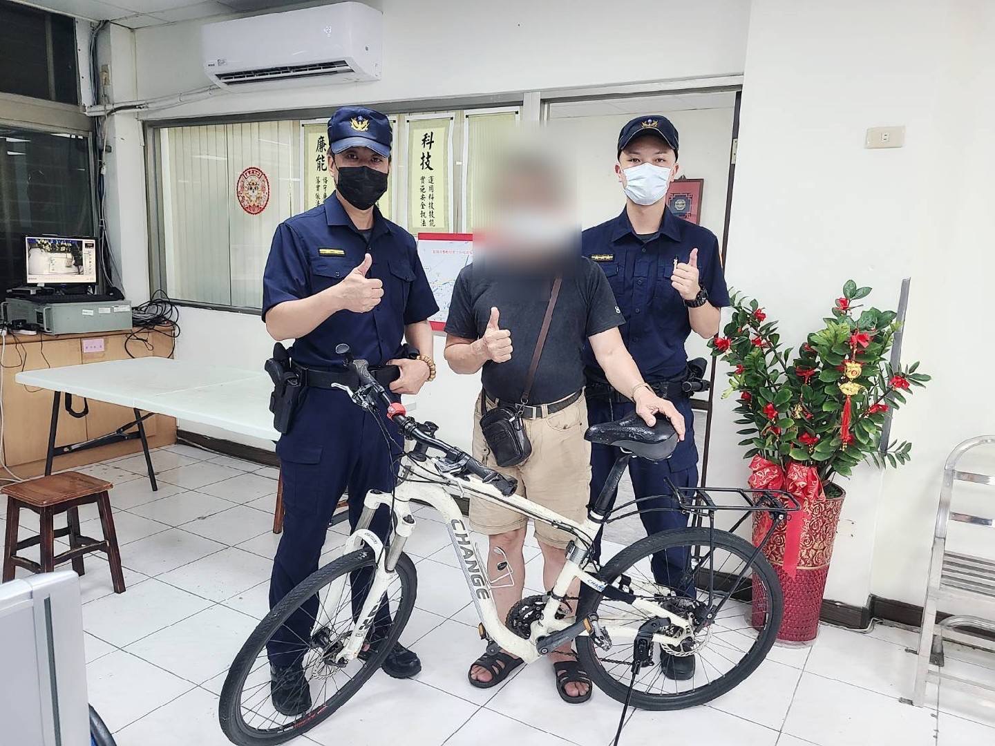 圖:基隆市警察局第三分局百福派出所所長羅軒偉(左)。