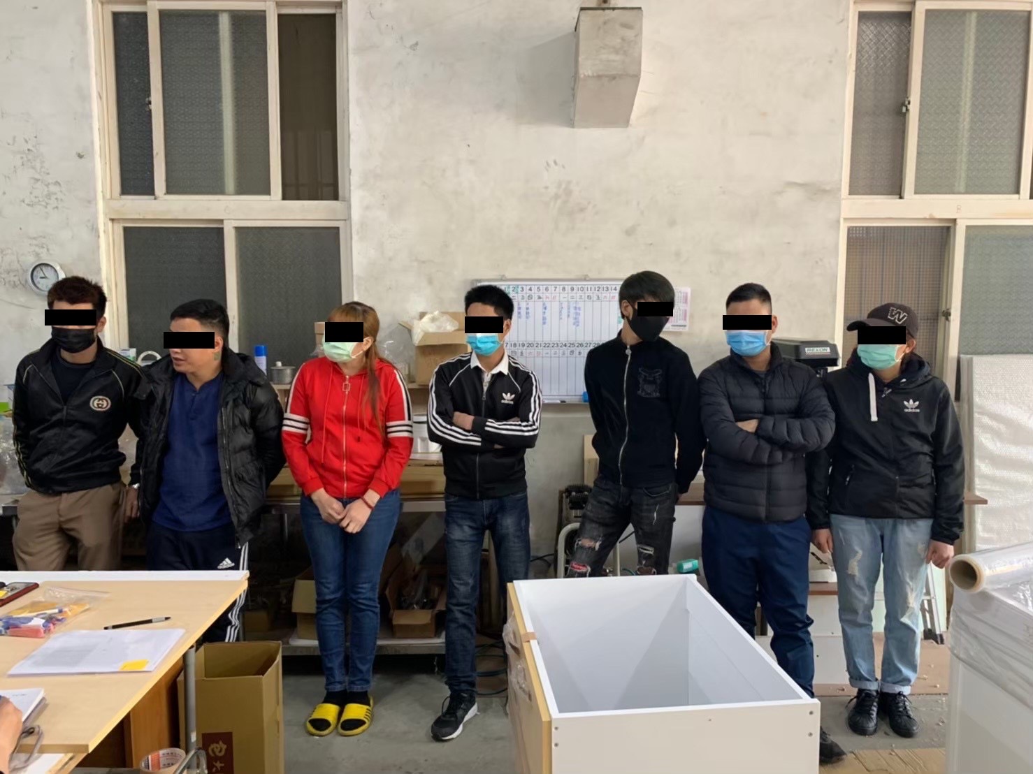 圖片說明：移民署於空殼企業社內部逐一比對清查外籍移工身份。（記者宋紹誠翻攝）