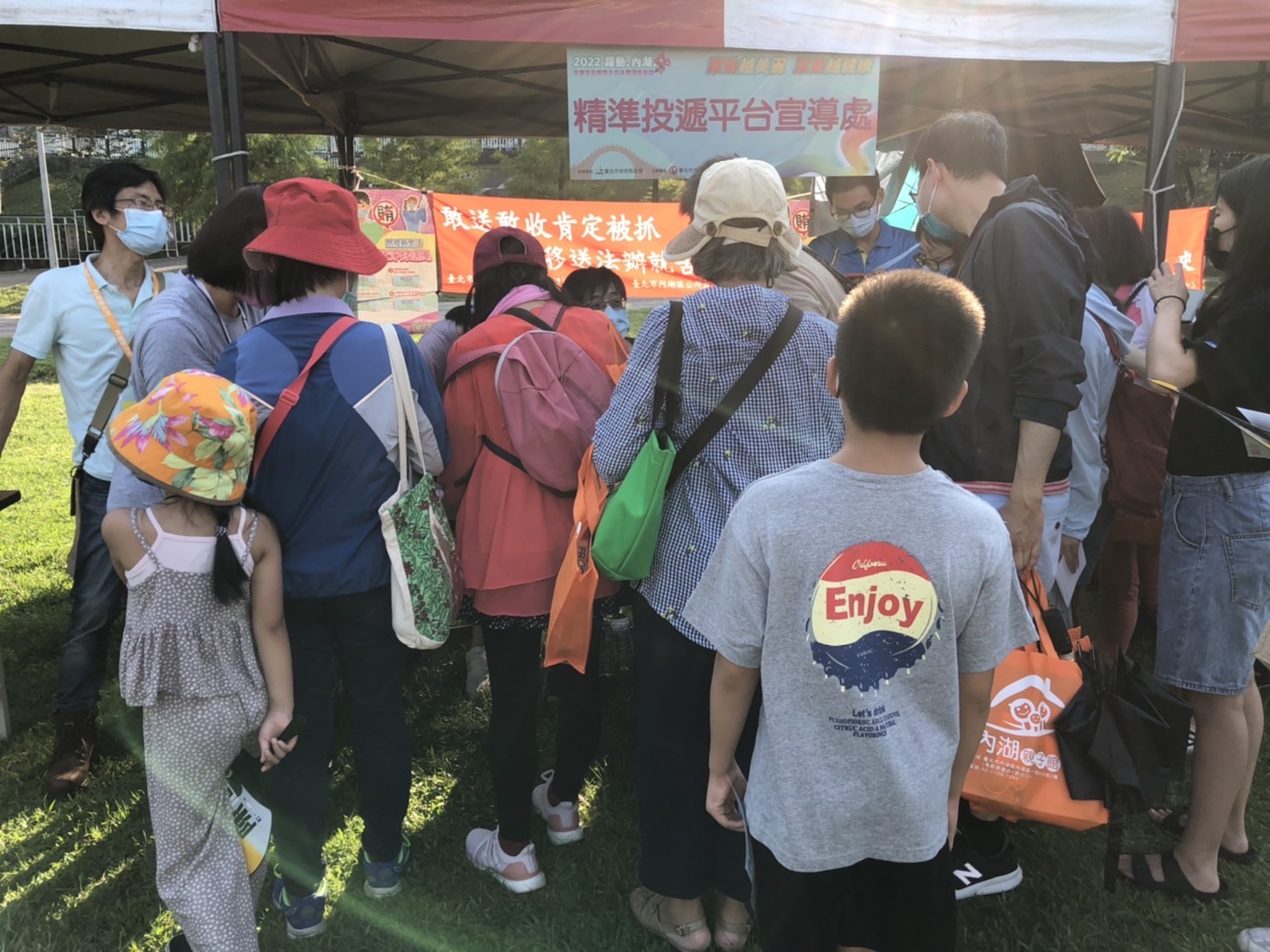 圖片說明：內湖公所政風室於現場進行反貪倡廉以及反賄選宣導。（記者吳萍翻攝）