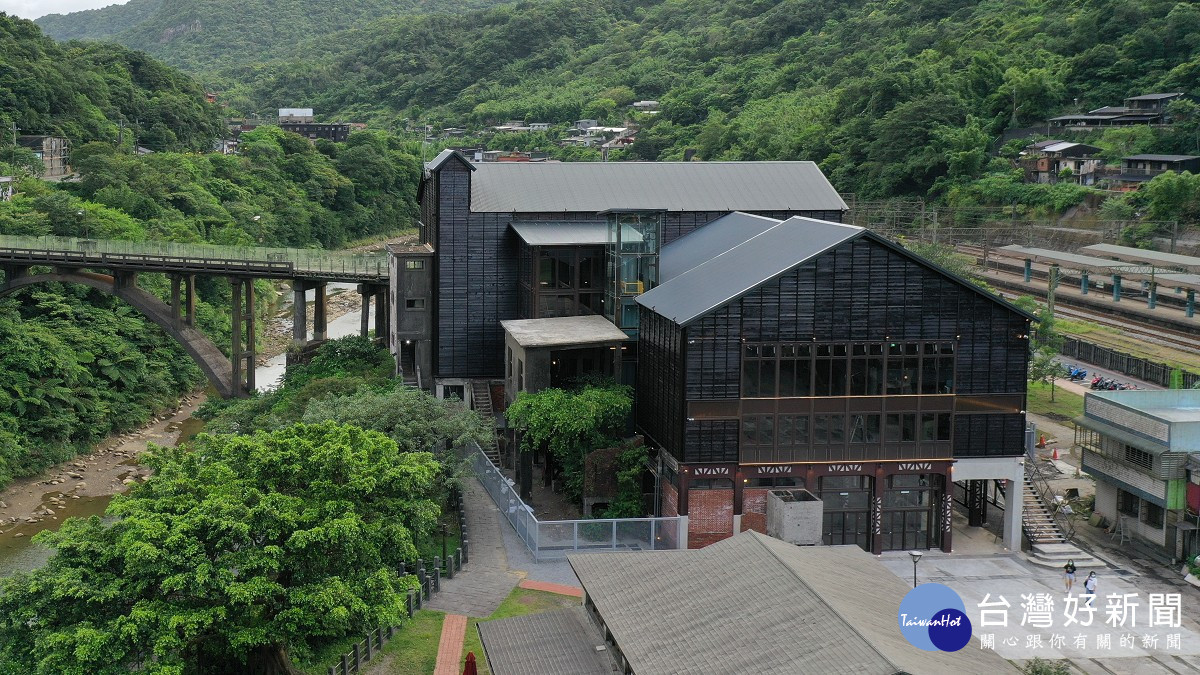 從空中俯瞰瑞三整煤廠,新舊完美結合的建築物,展示猴硐礦業文史