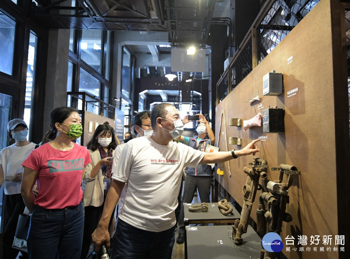 侯友宜市長進入整煤廠內部參觀文史展覽,重溫礦業文化鼎盛時期之發展脈絡