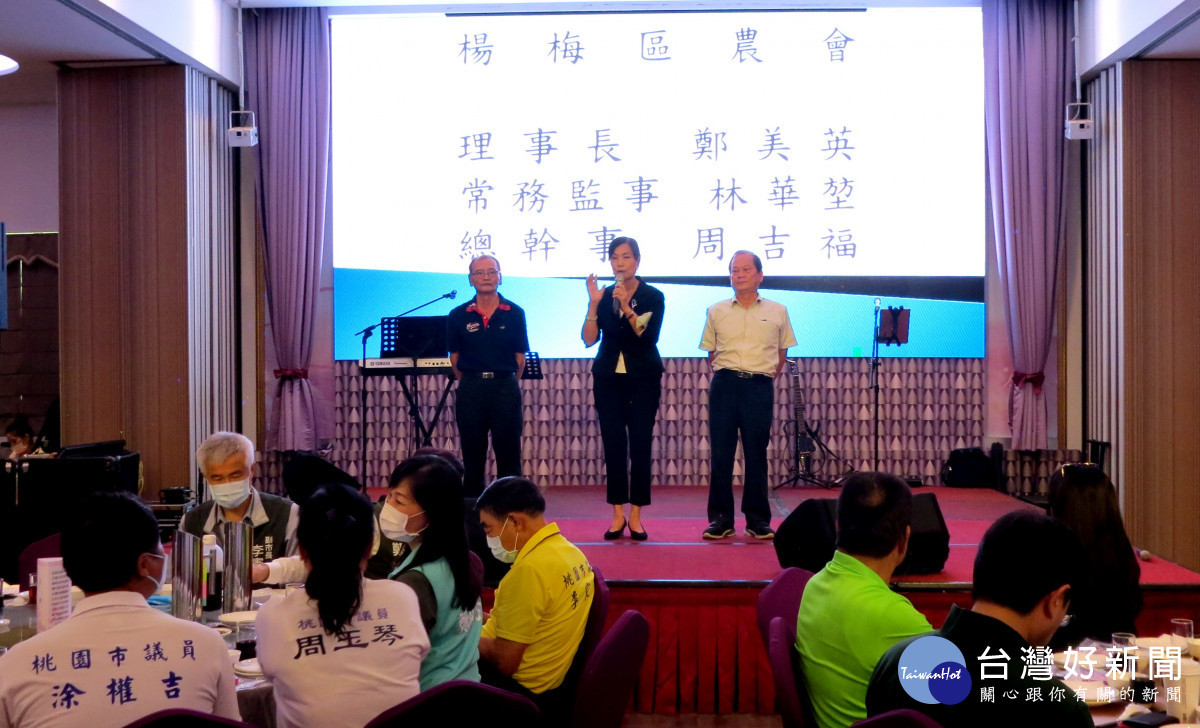 理事長鄭美英表示，農會研發了兩個新產品一個是仙草烏骨雞湯，以及仙草冰淇淋。<br /><br /> 