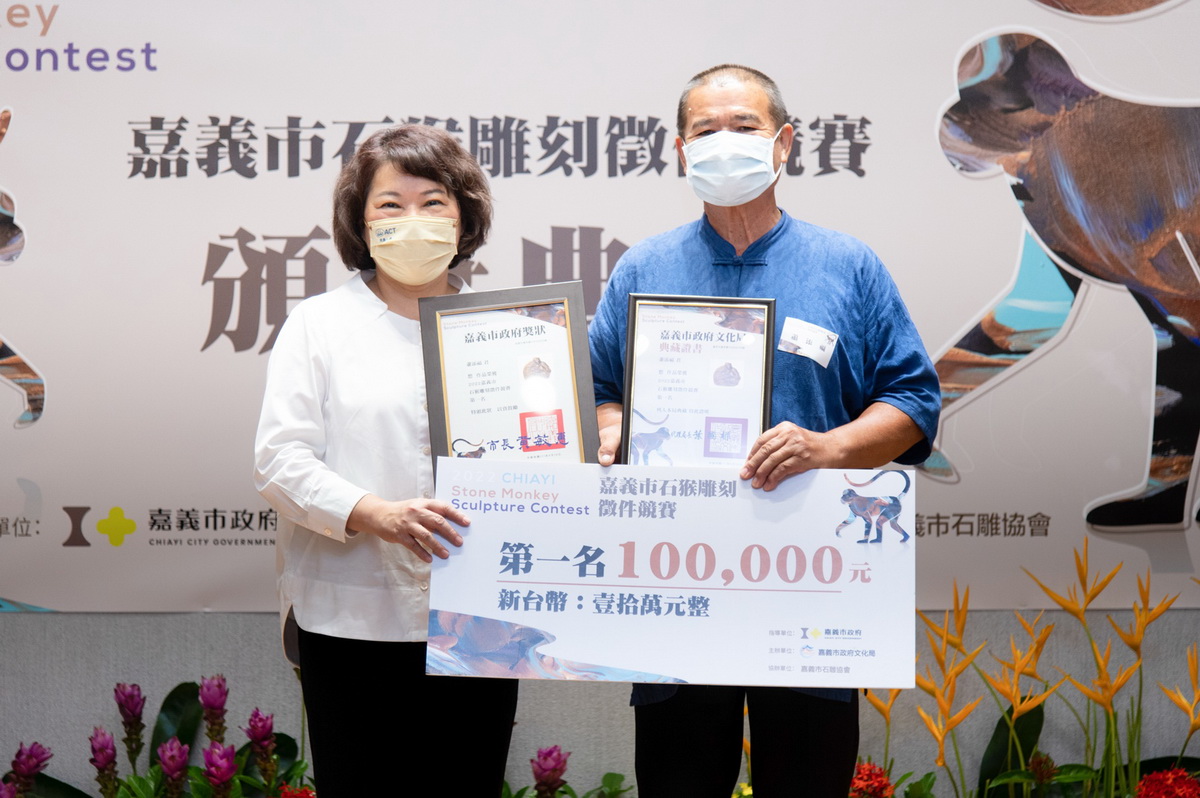 市長為第一名得獎人蕭添福頒獎