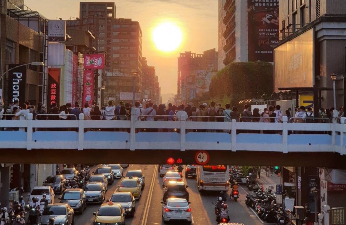 ▲「曼哈頓懸日」現身台中街頭，民眾及大批攝影愛好者擠滿現場 (圖/台中市警察局 提供)