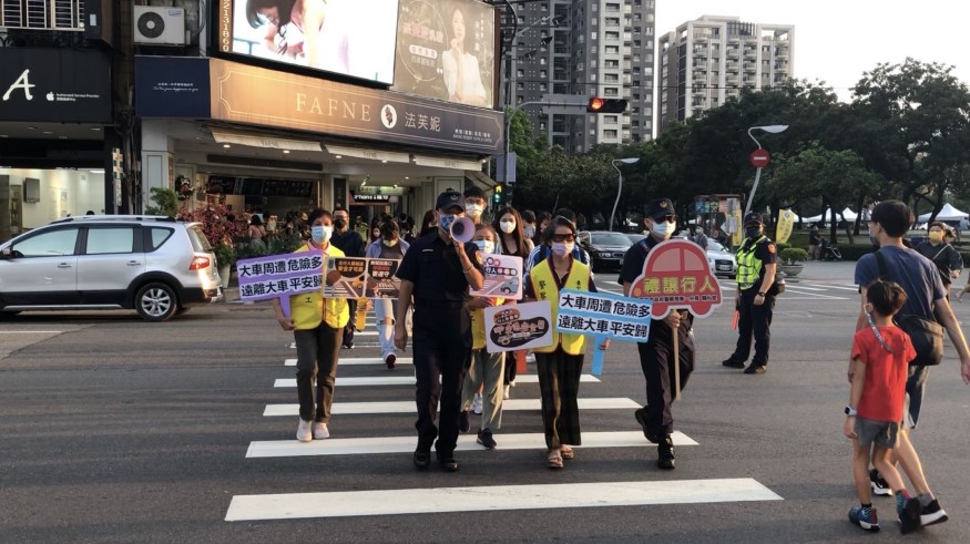 ▲中警一分局宣導團把握機會，手持宣導看板向民眾宣導交通安全觀念    (圖/台中市警察局 提供)