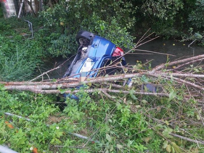 苗栗離奇車禍!採茶婦倒車意外墜池塘 釀2人溺水死亡