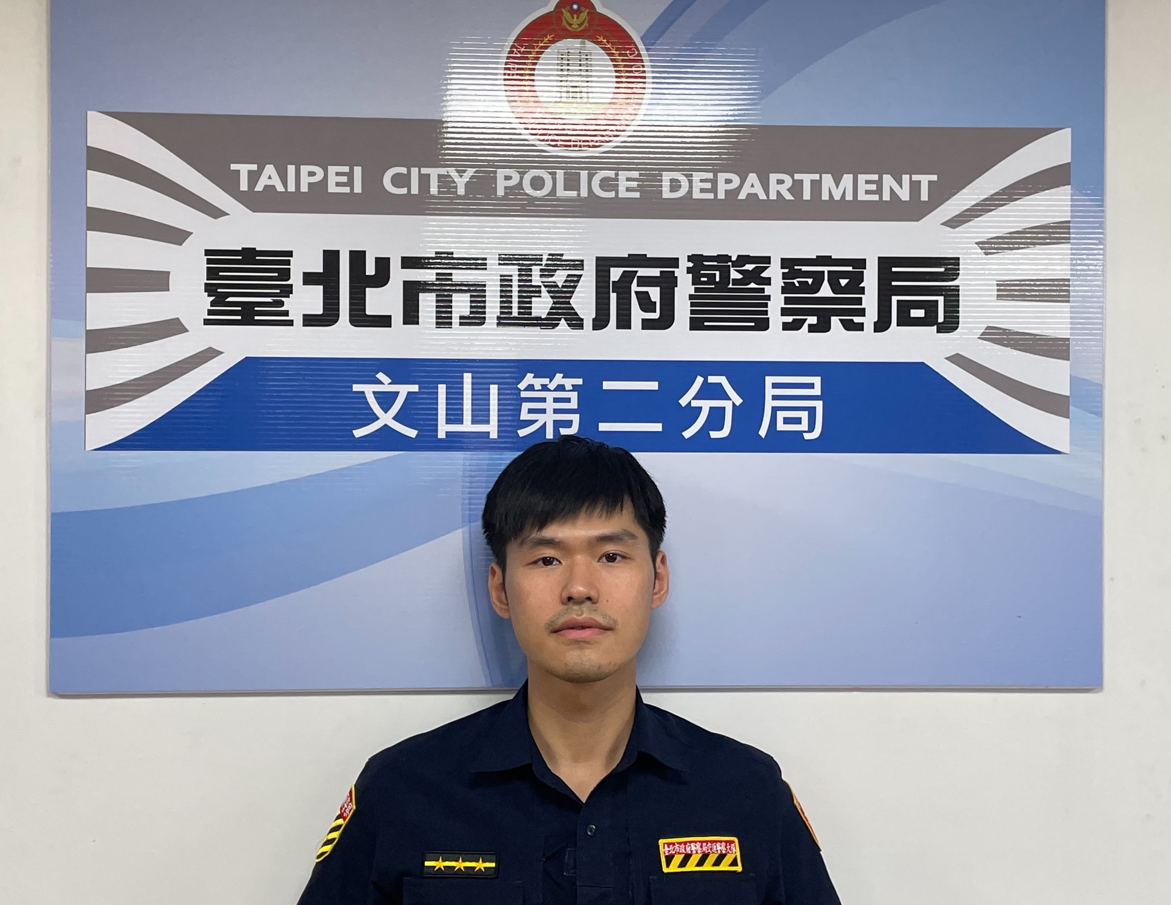 圖片說明:文山第二分局交通分隊警員許冠逸攔查一名酒駕民眾。(記者吳萍翻攝)