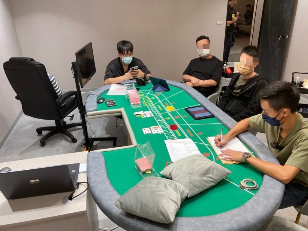 圖片說明:警方破獲一家藏身商辦的職業賭場,帶回經營者、荷官及賭客共8人。(記者徐煜勝翻攝)
