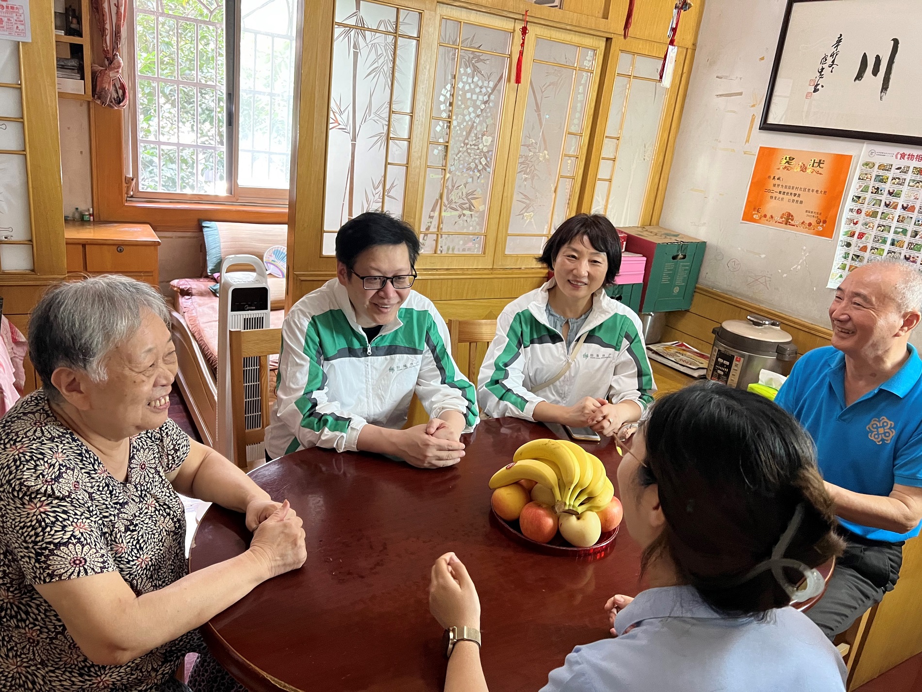 杭州恒隆廣場安排了義工進行上門探訪，為長者送上愛心禮包