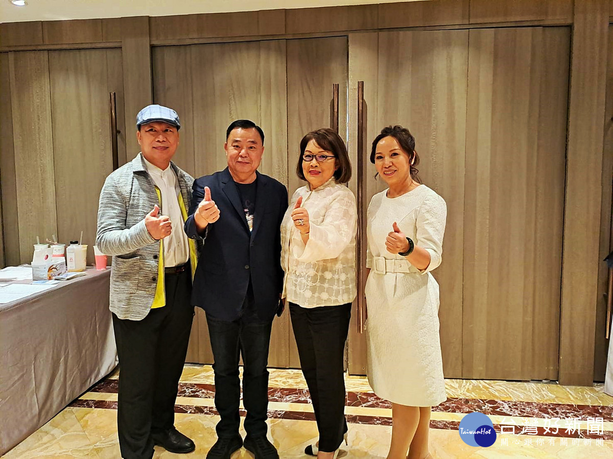 邱議長(左二)和新創會創會長梁慧琪(右二)
