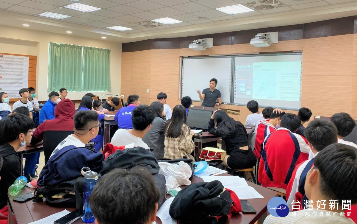 中原大學協助在地高中培育STEM科技人才,圖為桃園市永豐高中新興科技銜接課程。