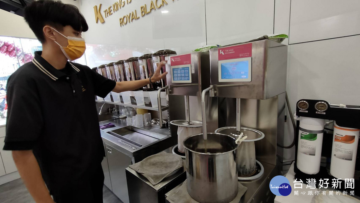 業者全程採電腦煮茶,盡量降低人工接觸/陳致愷翻攝