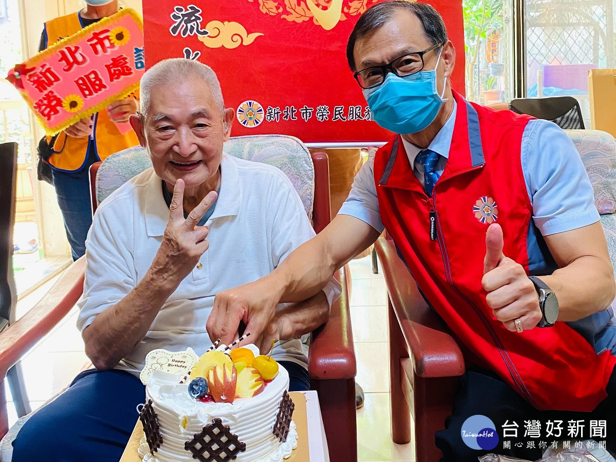 新北市榮服處周興國處長(右)與黃爺爺(左)一同切壽糕