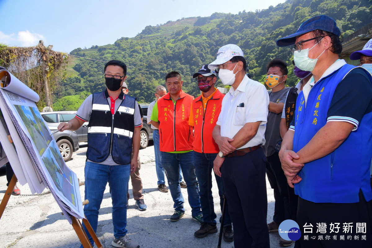 南投縣長林明溱前往投89線巡視沿線災修及道路改善工程進度及品質，林縣長聽取工程顧問公司簡報。