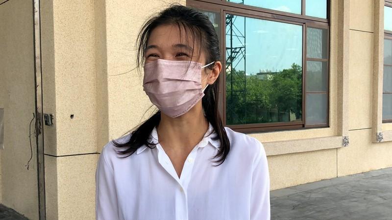 戴寧被控詐領助理費案,遭羈押逾半年,嘉義地院19日以80萬元交保,她步出地院時神情輕鬆。中央社