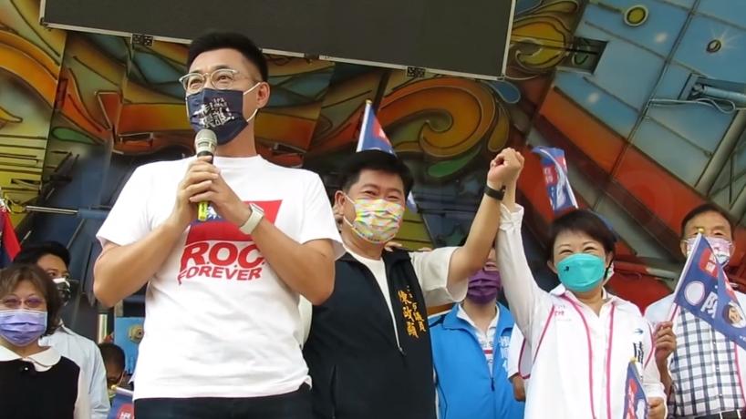 江啟臣(左)站台造勢遇地震,脫口說盧秀燕撼動地球,遭外界抨擊。翻攝畫面