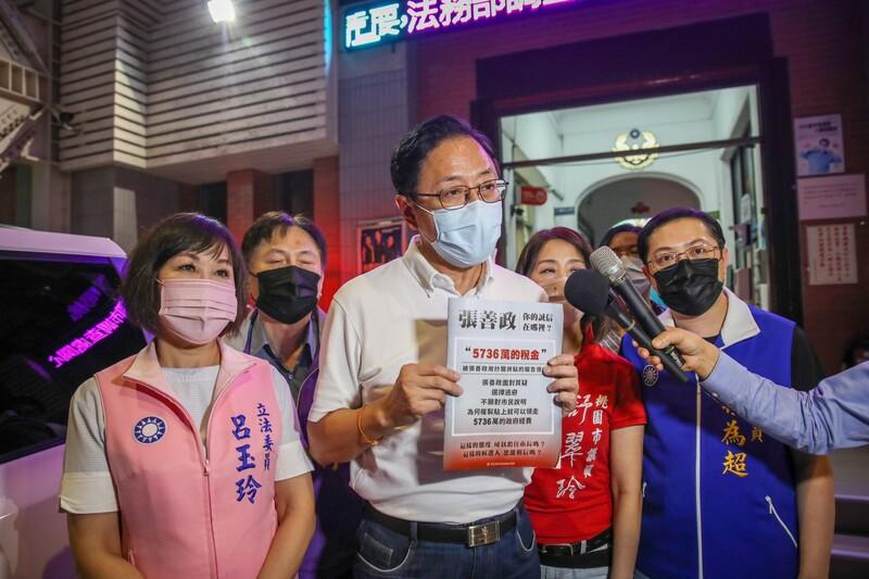 張善政(中)在同黨議員等人陪同下,17日提告民進黨桃園市黨部主委張丞儀發黑函文宣,意圖使人不當選。張善政競辦提供