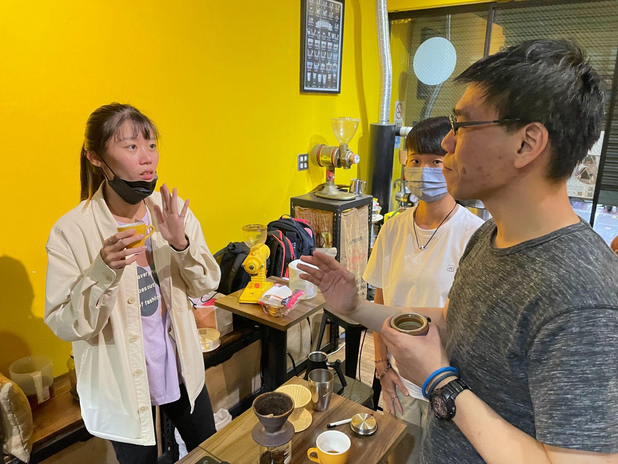聽奧網球金牌選手家文,品嚐自己的第一杯手沖咖啡~(圖片來源:師大愛運動動無礙團隊)
