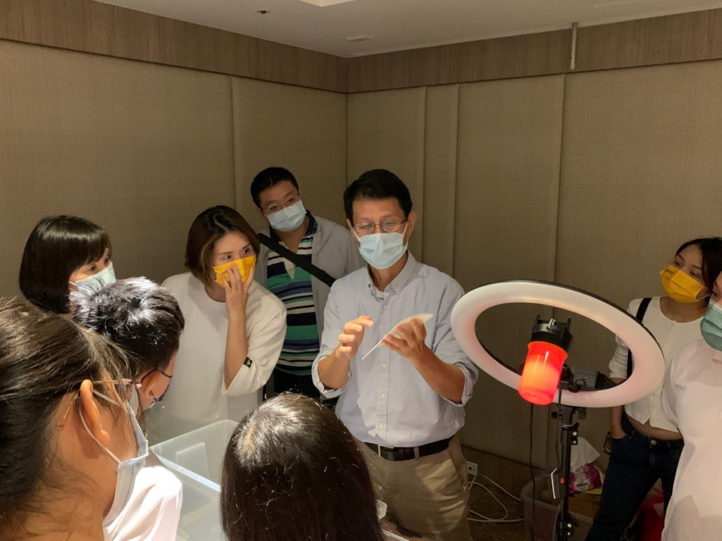 淡水在地攝影家阿忠哥暗房體驗,吸引大小朋友報名參與。