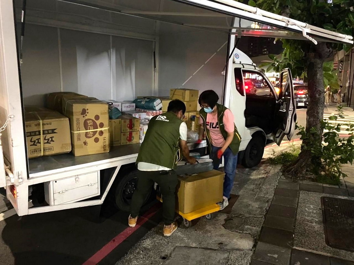 芥菜種會食物銀行轉運車裝備物資前往花蓮受災區