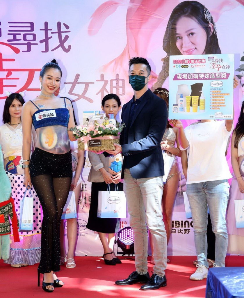 幸孕女神特殊造型由貝恩企業有限公司-總經理李宜洋進行頒獎（圖/卡多摩嬰童館提供）