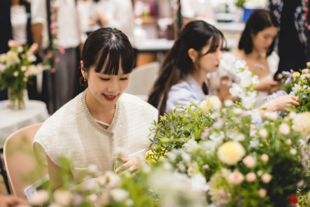 品牌攜手「凡人花藝」於「漫步花園 繁花綻放的午後時光」午茶饗宴與品牌好友們一同體驗浪漫手作花藝。