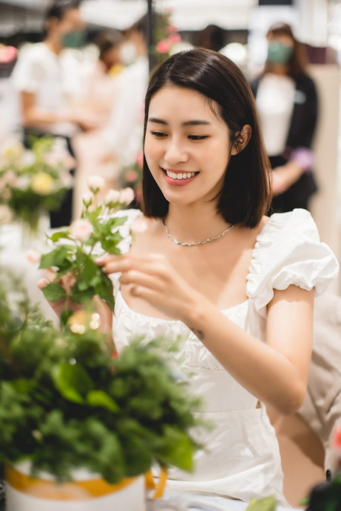 品牌攜手「凡人花藝」於「漫步花園 繁花綻放的午後時光」午茶饗宴與品牌好友們一同體驗浪漫手作花藝。