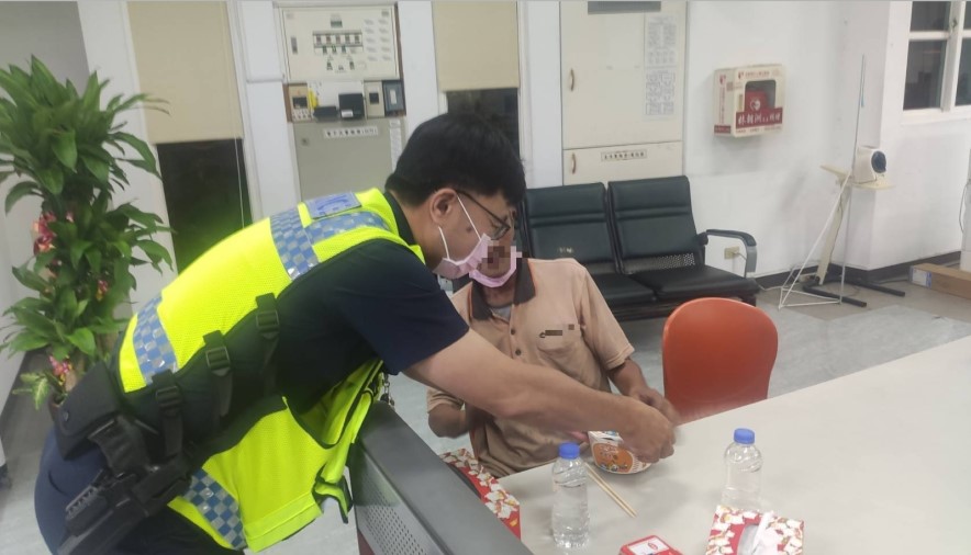 ▲72歲婁男自述遊民,員警從談話間發現貓膩,原來為失蹤協尋人口 (圖/台中市警察局 提供)