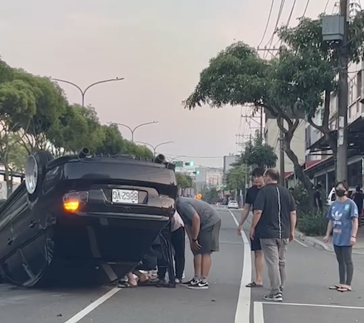 圖片說明:因酒駕導致車輛失控而衝撞翻覆,駕駛在熱心民眾協助下脫困。(記者宋紹誠翻攝)