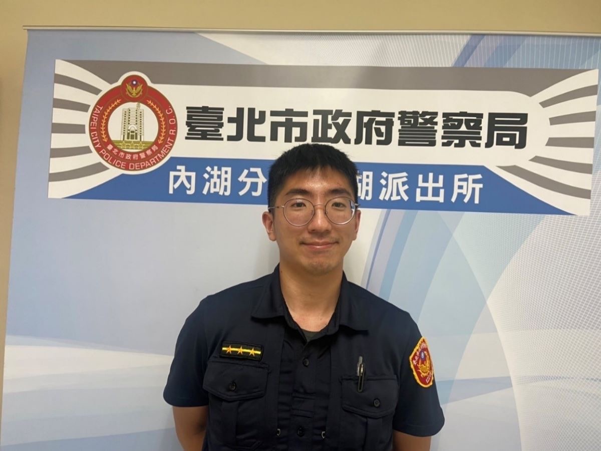 圖片說明:內科尖峰時間拋錨,西湖派出所警員廖殷挺,火速加油助返家。(記者宋紹誠翻攝)
