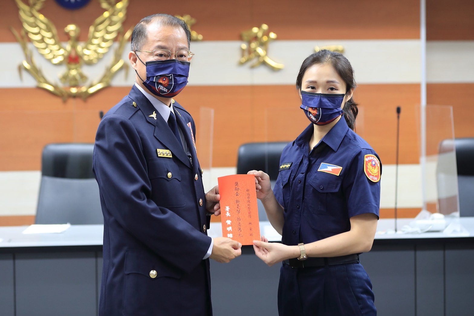 圖片說明：新北警察局長黃宗仁（圖左）親頒獎勵金贈予三峽分局警員林家穎（圖右）。（記者吳萍翻攝）