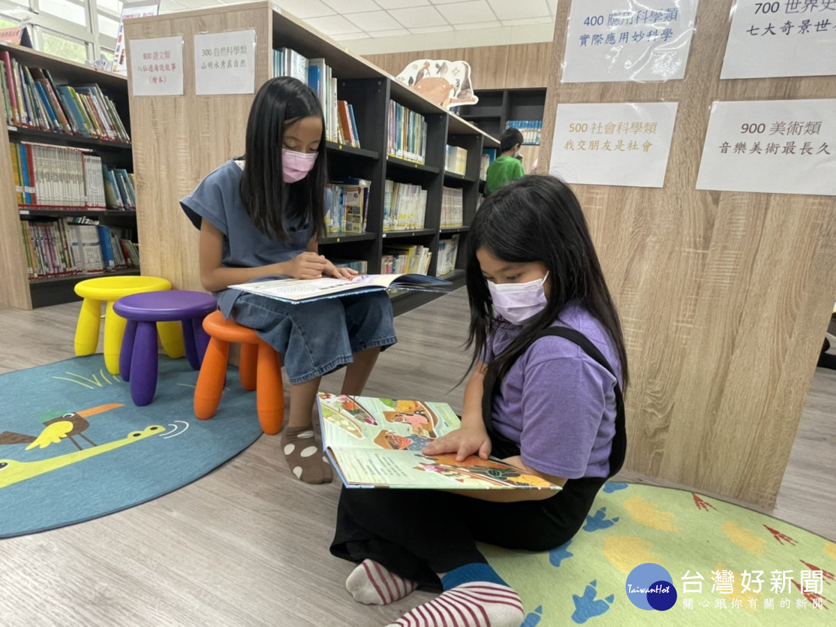 廣亮社會福利基金會捐贈德芙蘭國小優良讀物及書刊,鼓勵學童多閱讀以增長智慧。