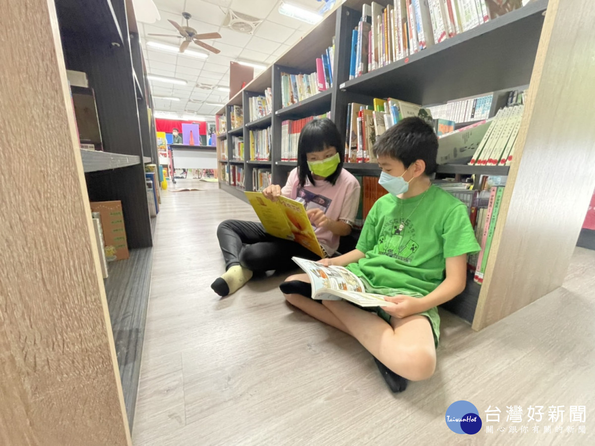 廣亮社會福利基金會捐贈德芙蘭國小優良讀物及書刊,鼓勵學童多閱讀以增長智慧。