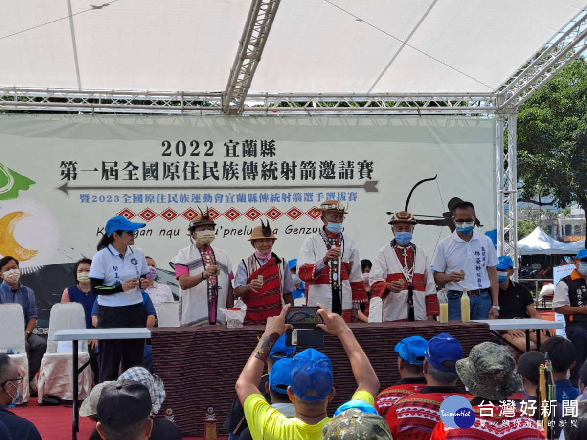 南澳鄉大同鄉耆老以祭品結合泰雅族祈福儀式為大會祝福。
