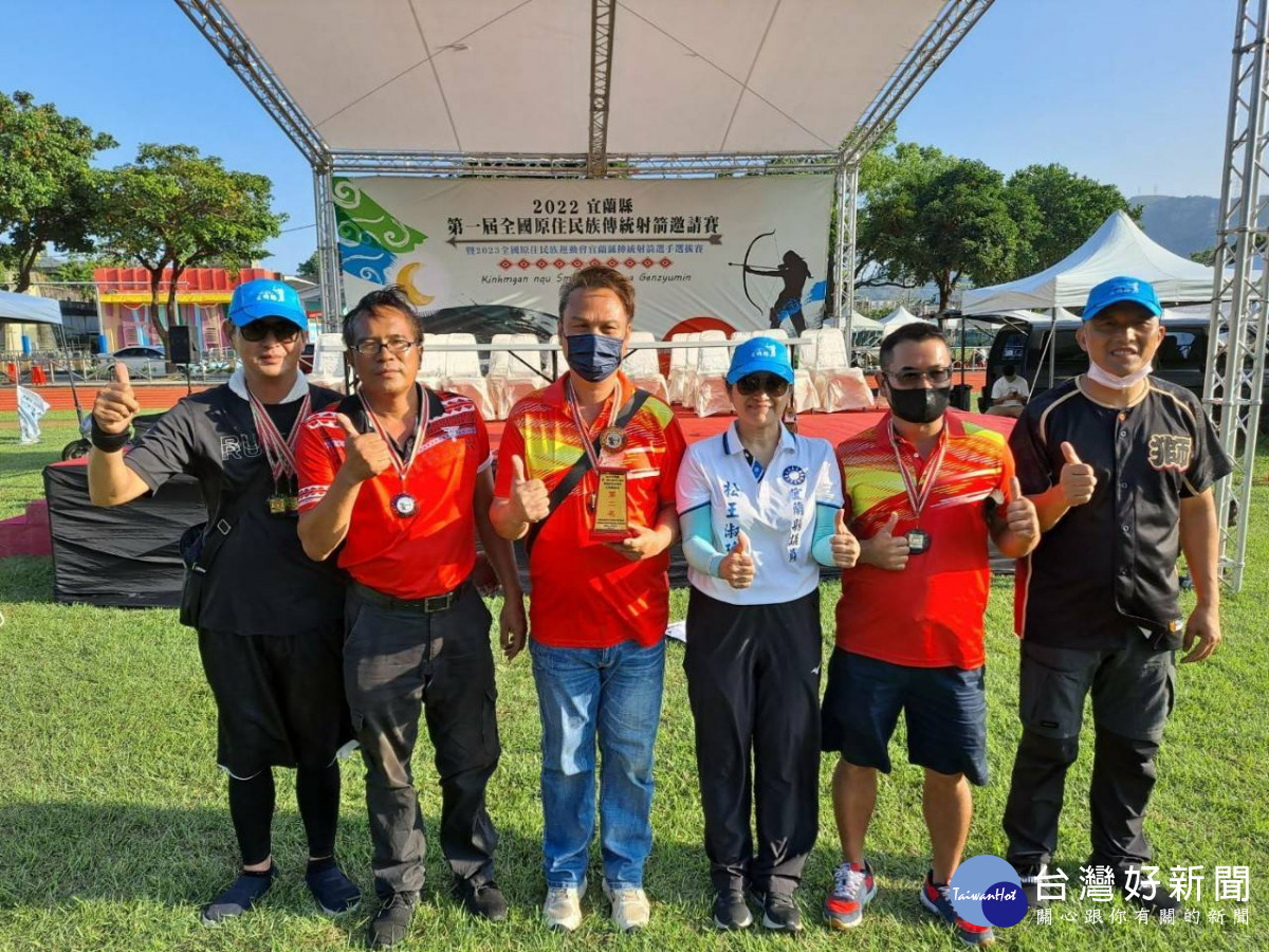 縣議員松王淑珍(右三)與獲獎選手合影。