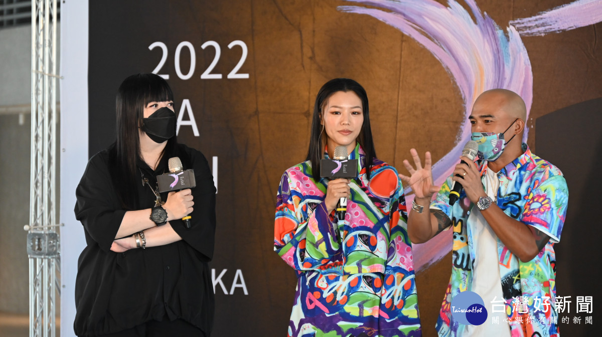 針織女王潘怡良(左)與藝人小馬(右)分享藝術創作之歷程與心得。<br /><br /> 
