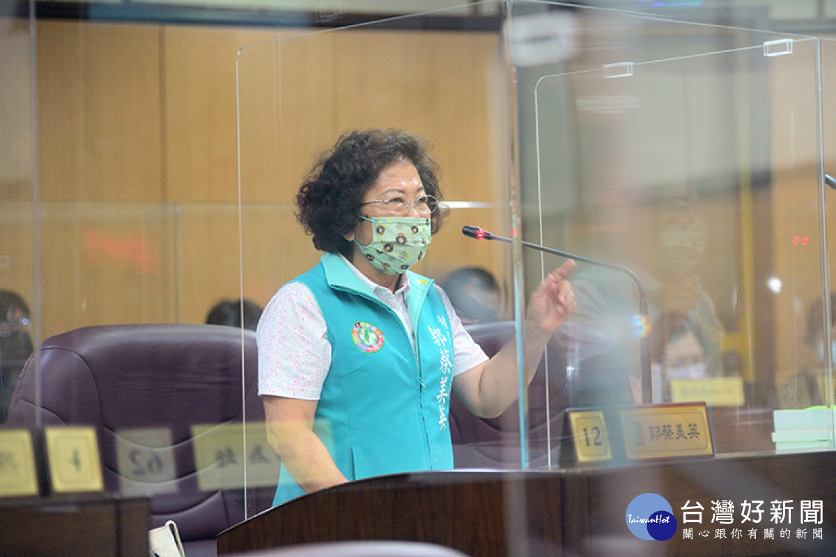 為清潔隊部爭取新家，市議員郭蔡美英：比照蘆竹中隊補助遷至台61橋下。（圖/市議會提供）