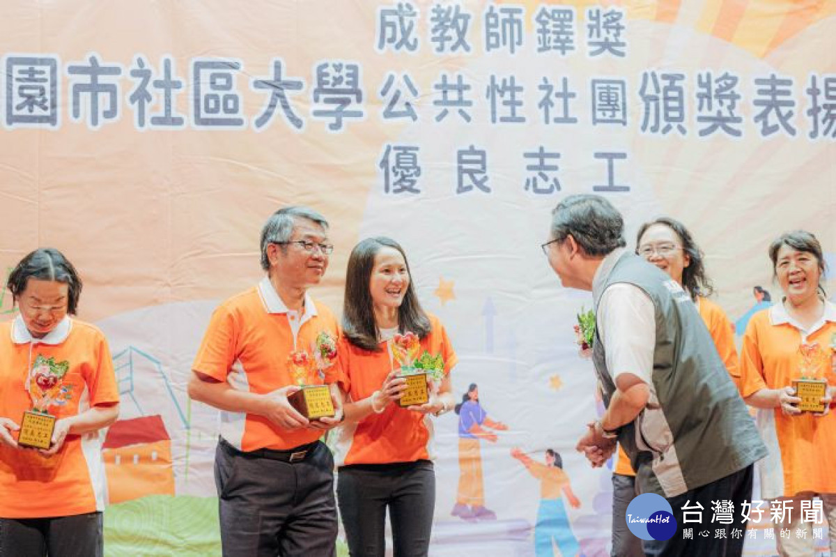 鄭市長親切問候優良志工。