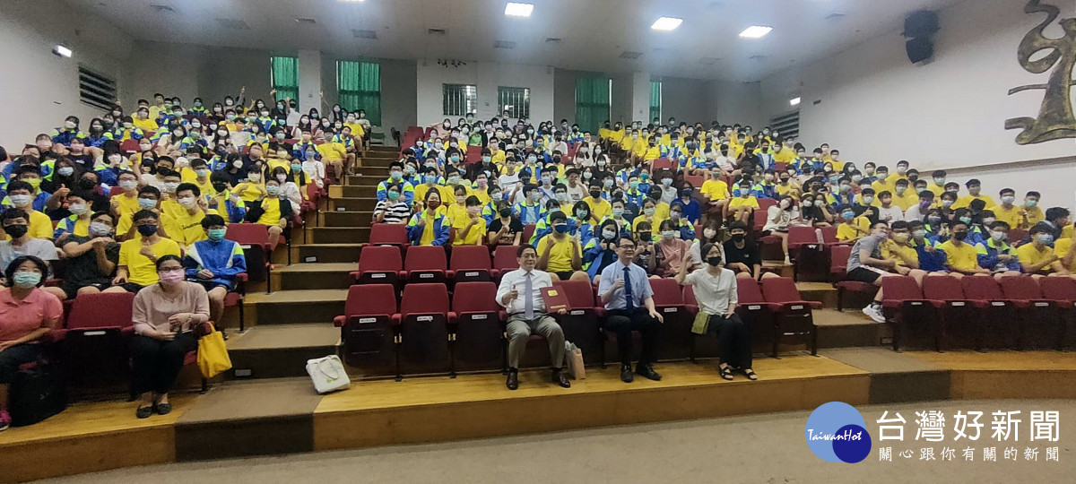 管中閔應邀到武陵高中演講       鼓勵同學有世界觀設定目標堅持到底
