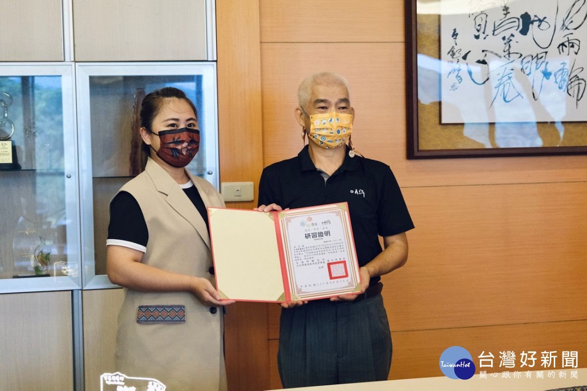 由簡慶發(右)處長親自為5位通過正式訓練、考核的香氛引導師授證。