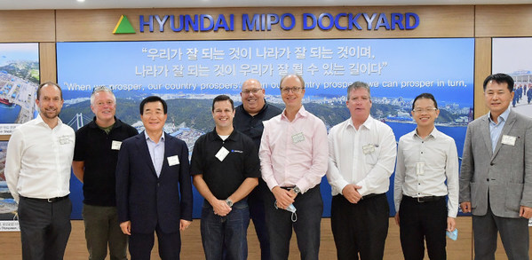 Crowley、Eastern Pacific Shipping 及 Hyundai Mipo Dockyard 的代表簽署租船協議。 Crowley、Eastern Pacific Shipping 及 Hyundai Mipo Dockyard 的代表簽署租船協議。