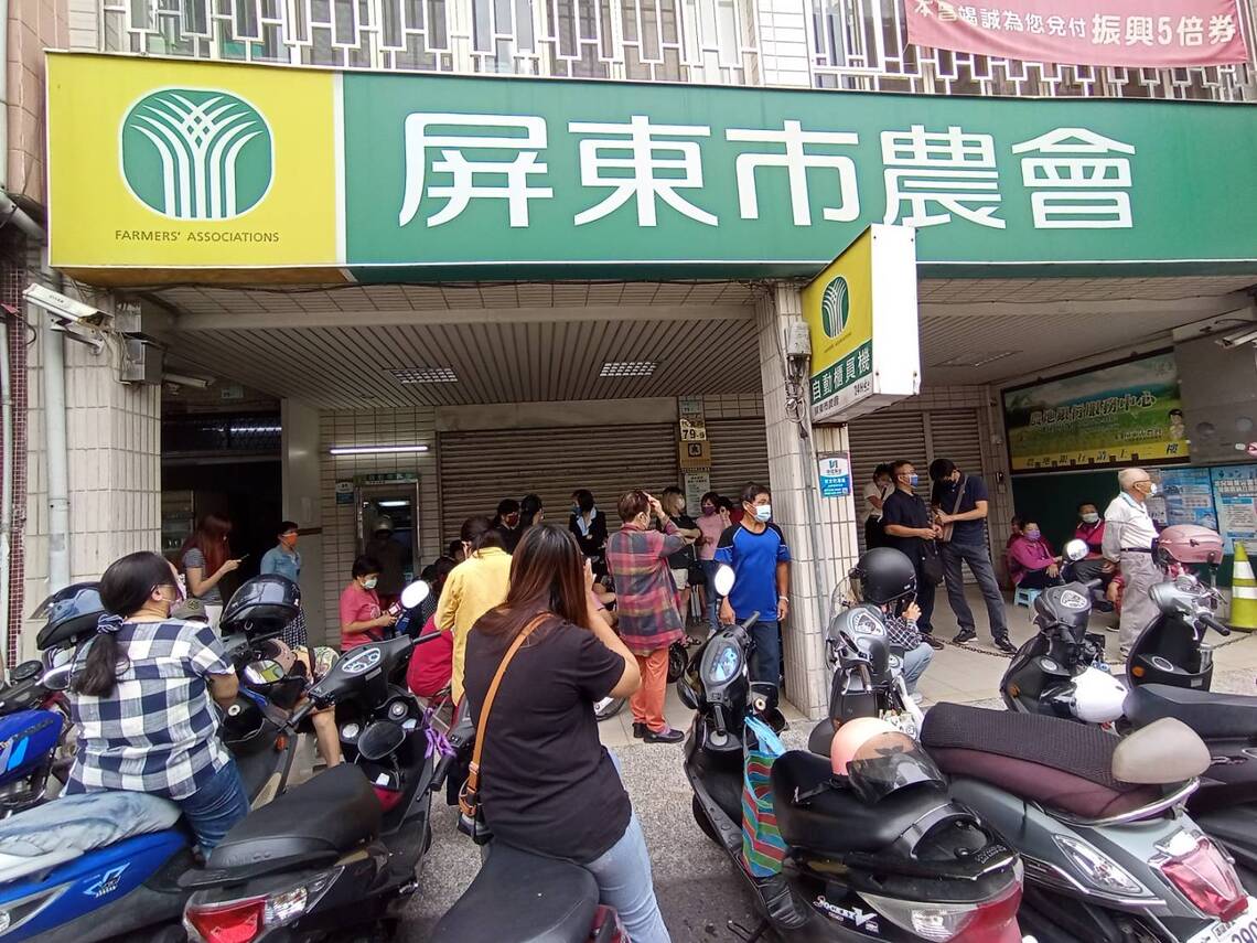 要不要跟著排隊?好奇瞧屏東市農會,拿號碼牌的民眾 /波新聞