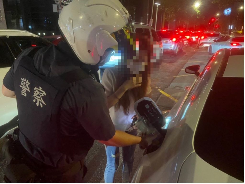 因車輛拋錨鎖死,員警無法推動車子