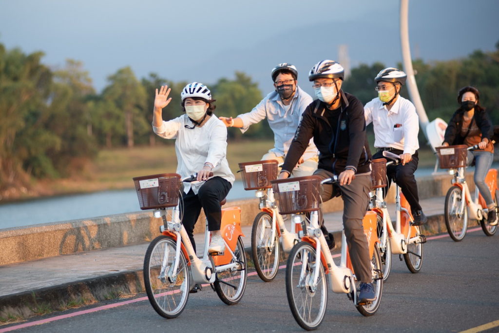 市長騎乘youbike2.0E