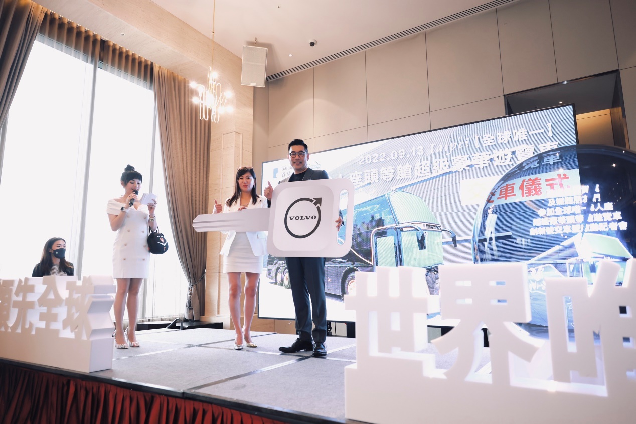 太古汽車集團執行董事交付象徵性Volvo鑰匙給百駿集團陳怡璇董事長