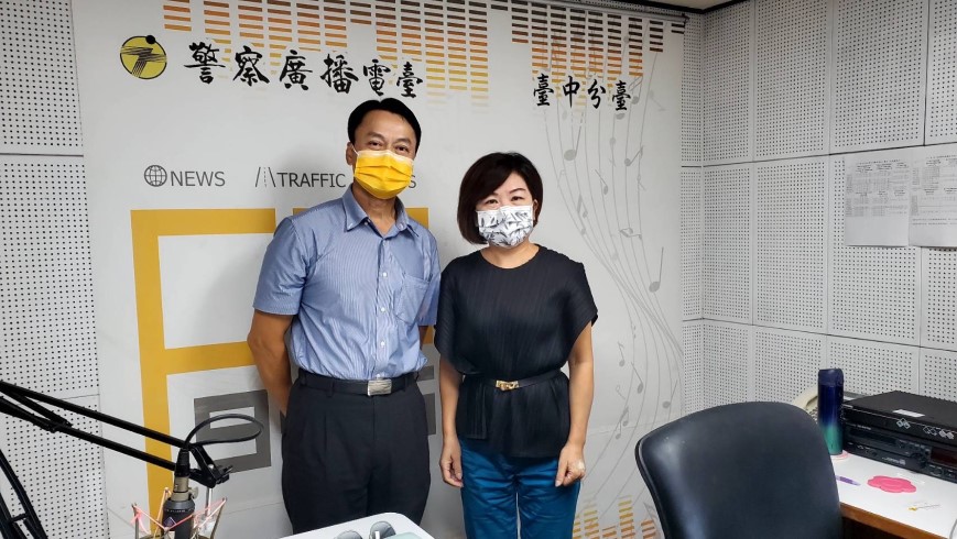 ▲大甲警副分局長余俊燦接受警察廣播電臺專訪,進行防詐宣導 (圖/台中大甲分局 提供)