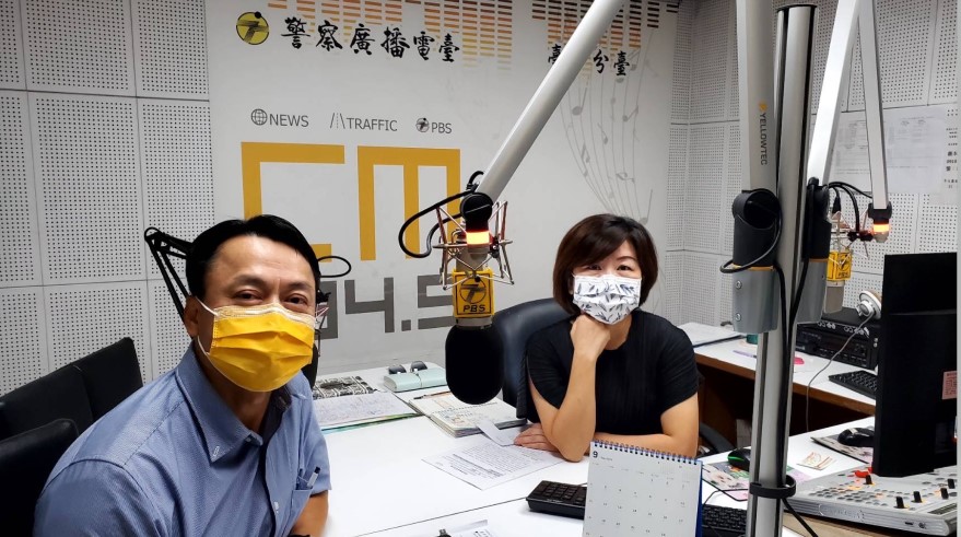 ▲余副分局長精闢的拆解常見詐騙話術,空中向民眾宣導防詐知識 (圖/台中大甲分局 提供)