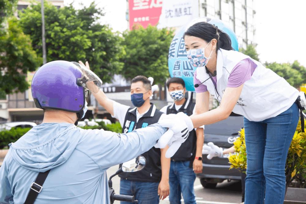 澄清博士論文沒抄襲 高虹安嗆問相信台大或林智堅、翁達瑞、鏡週刊 22 高虹安街頭拜票