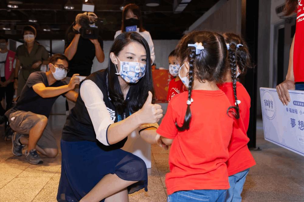 澄清博士論文沒抄襲 高虹安嗆問相信台大或林智堅、翁達瑞、鏡週刊 24 高虹安與女童們互動