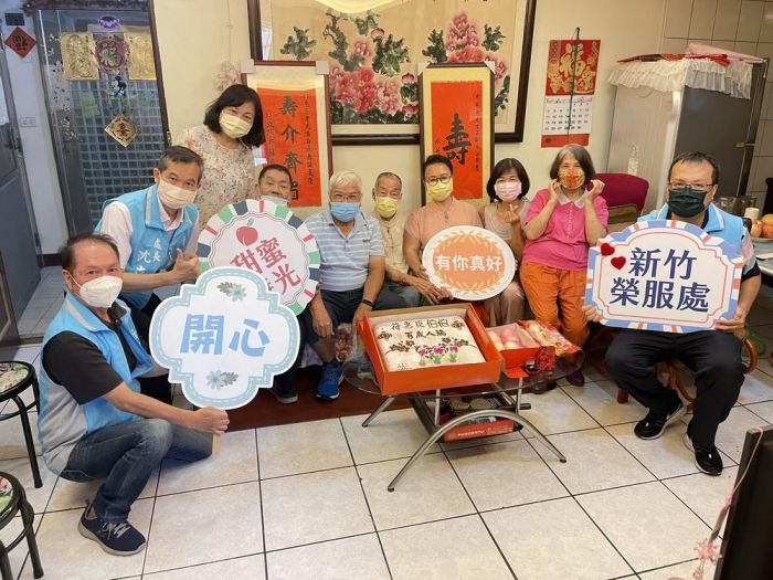 新竹榮服處長向百歲人瑞符爺爺榮民慶生 長壽秘訣「知足常樂」